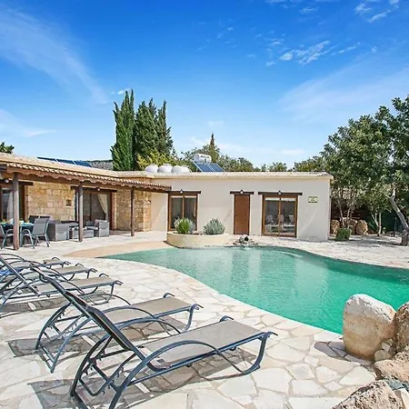 In Sleeps 6 Includes Swimming Pool Air Con And Wifi 6 2 *