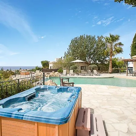 In Sleeps 6 Includes Swimming Pool Air Con And Wifi 6 2 * Peyia