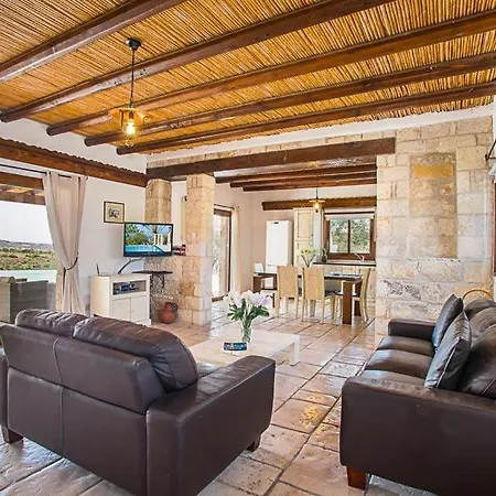 In Sleeps 6 Includes Swimming Pool Air Con And Wifi 6 2 *