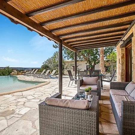 In Sleeps 6 Includes Swimming Pool Air Con And Wifi 6 2