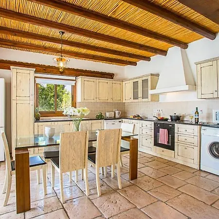 In Sleeps 6 Includes Swimming Pool Air Con And Wifi 6 2 *