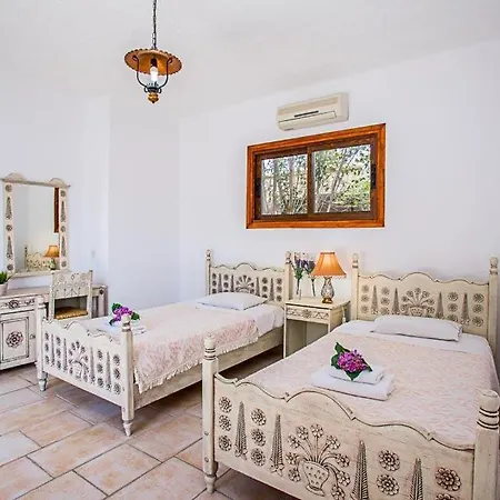 Βίλα In Sleeps 6 Includes Swimming Pool Air Con And Wifi 6 2 Πέγεια