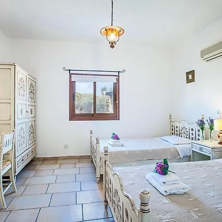 In Sleeps 6 Includes Swimming Pool Air Con And Wifi 6 2 Πέγεια