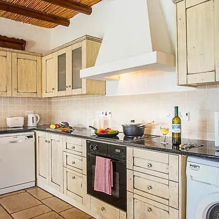 In Sleeps 6 Includes Swimming Pool Air Con And Wifi 6 2 * Peyia