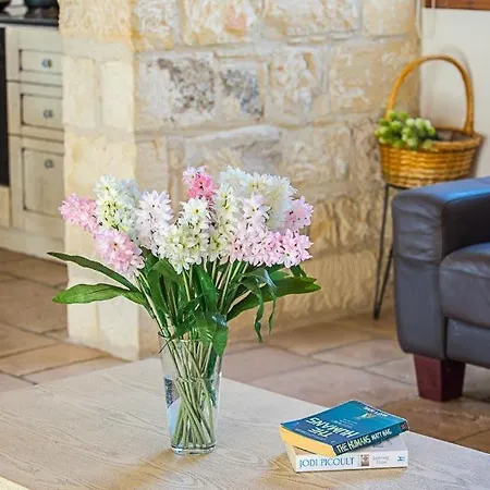 In Sleeps 6 Includes Swimming Pool Air Con And Wifi 6 2 Villa