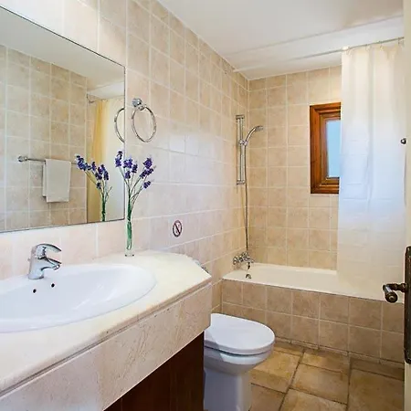 In Sleeps 6 Includes Swimming Pool Air Con And Wifi 6 2 Πέγεια